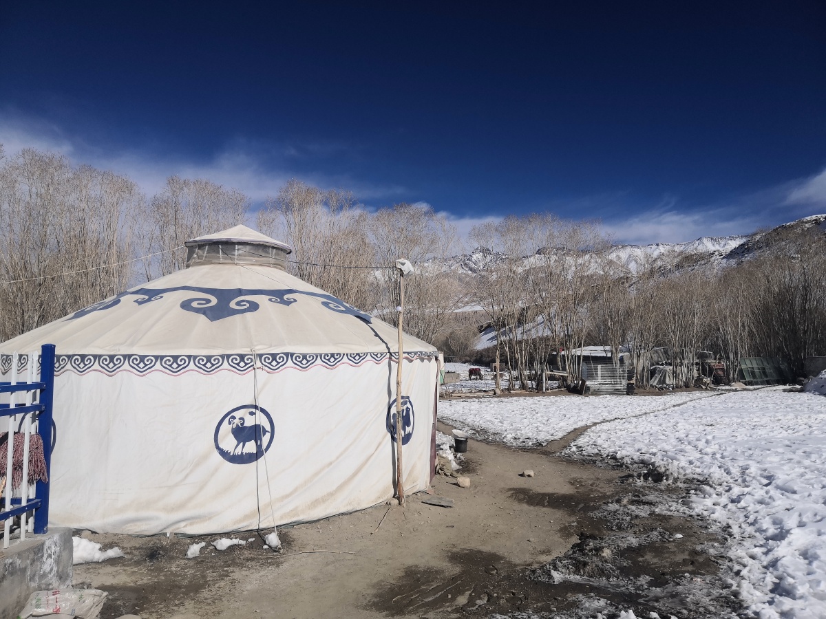 帕米尔高原上的毡房雪景