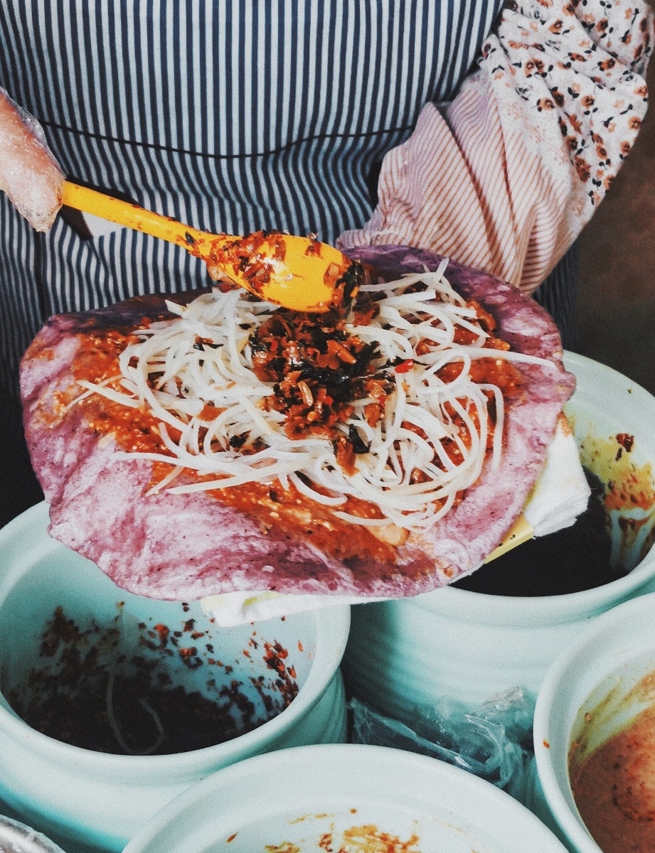 "老板,要一份英凤紫米饵块,谢谢.