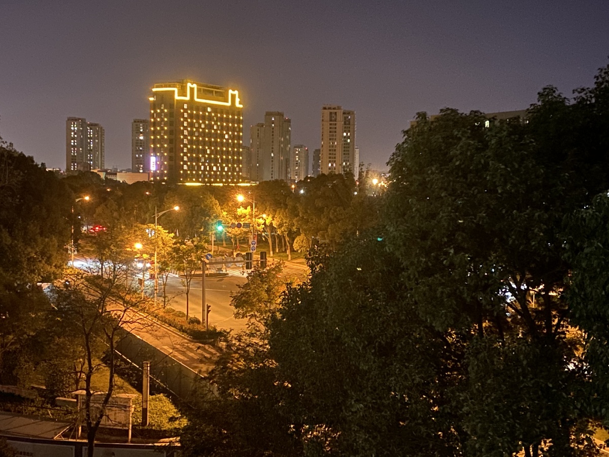 秋日渐浓 br /> 窗外的秋夜在诉说夏日的别离是为了与秋天更美妙的