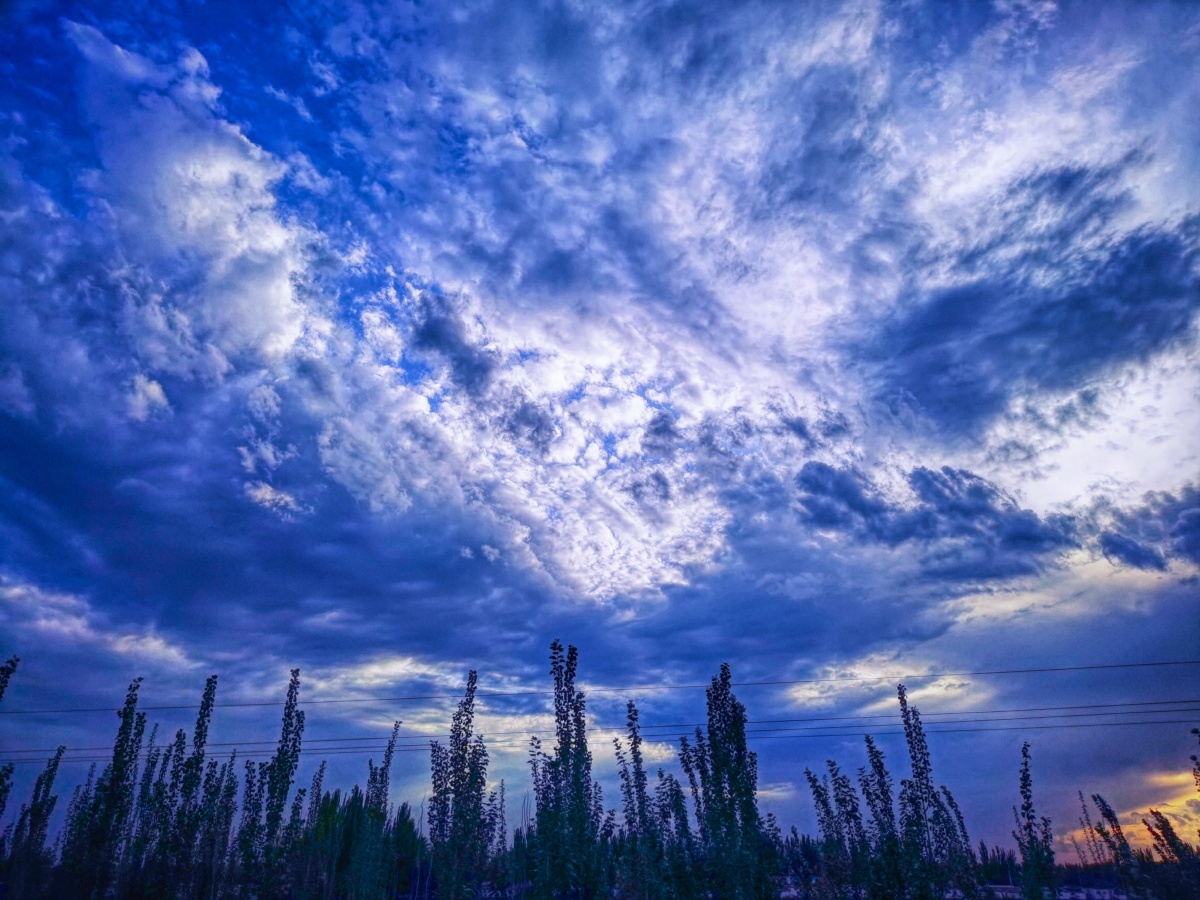 七月的叶城天空如此美丽神秘而优雅不愧为昆仑之下第一城