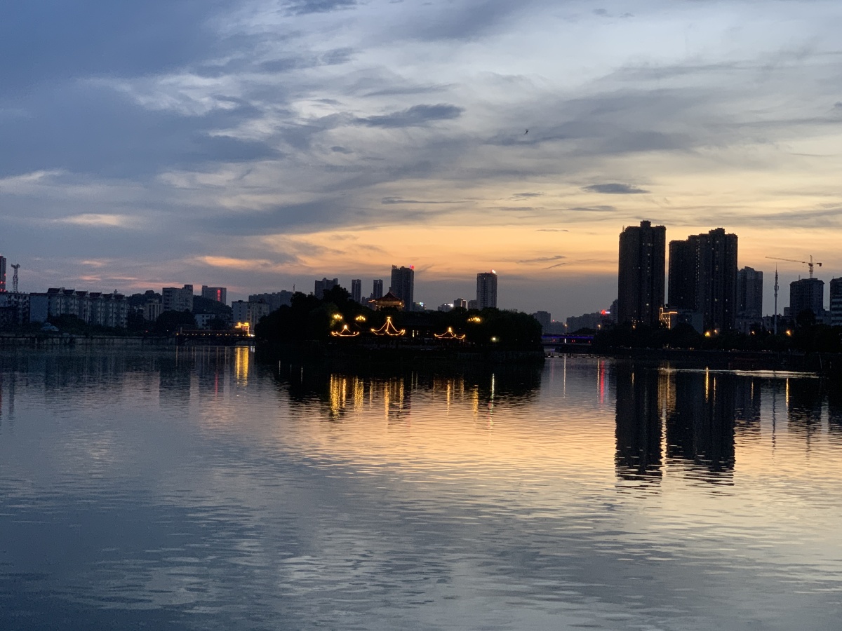 盛夏时节黄昏时分