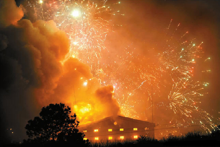 惨剧因烟花引发的火灾