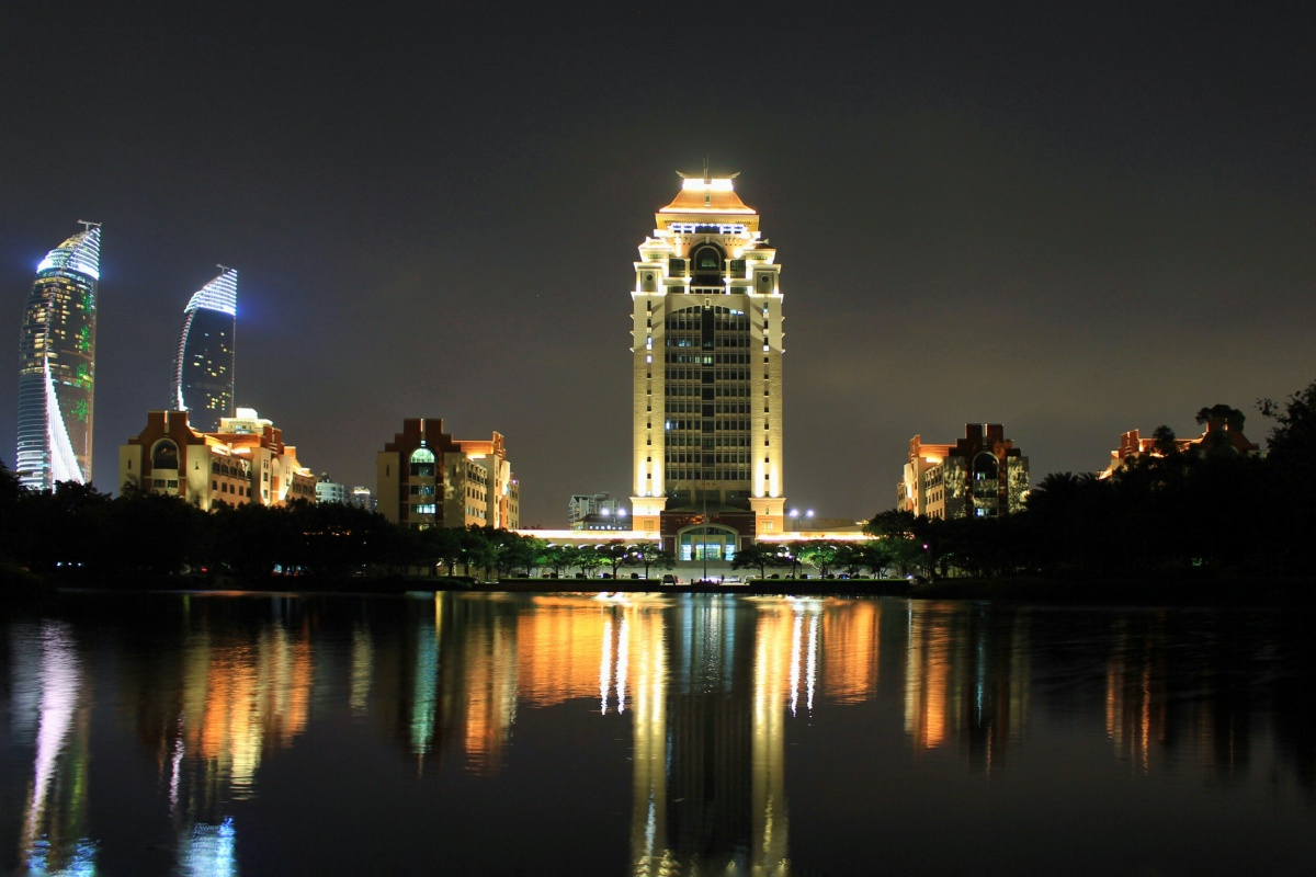 夜色下的厦大芙蓉湖