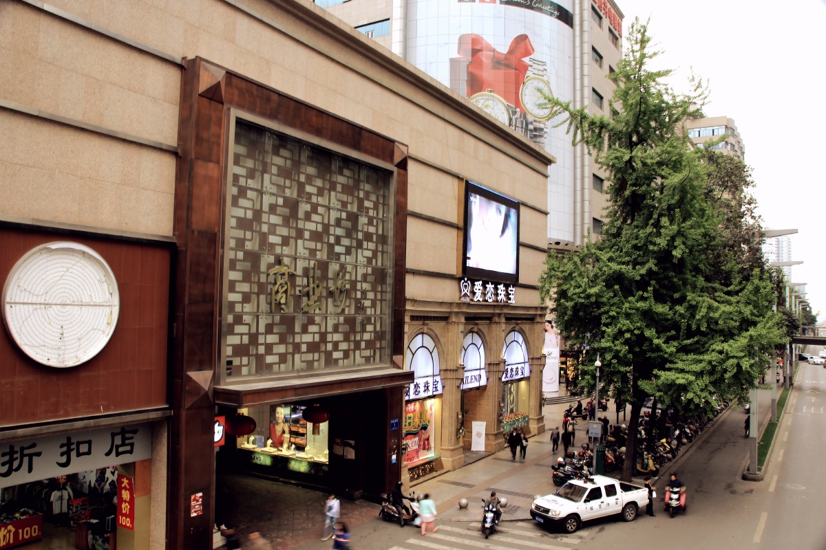 成都春熙路步行街汇集地通过天桥可见已久旧的商业场目前为止依然保持