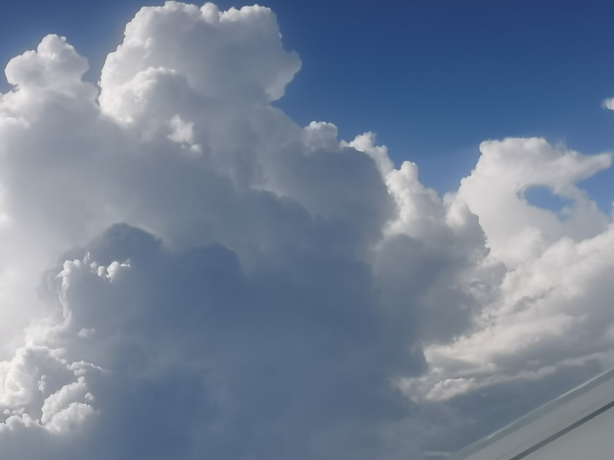 蔚蓝的天空柔软的云朵好像棉花一样洁白无瑕