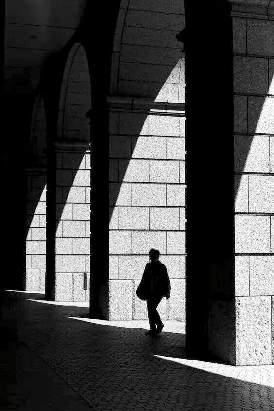 黑白摄影的高度抽象表现力,使我们更宣明更自由地处理线条和结构,光线