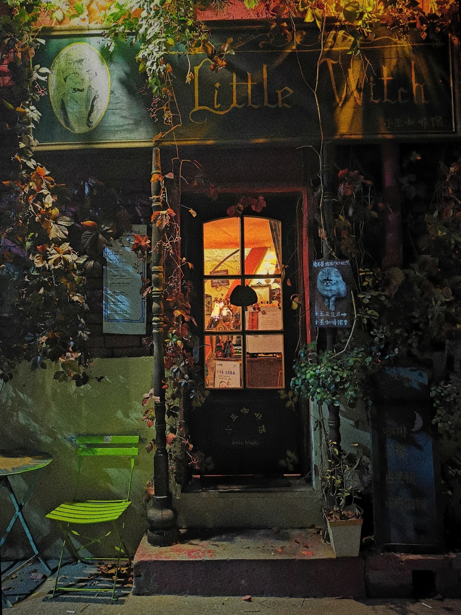 街角咖啡屋本来门前坐着一位帅气的小哥哥等我来拍照时他走了