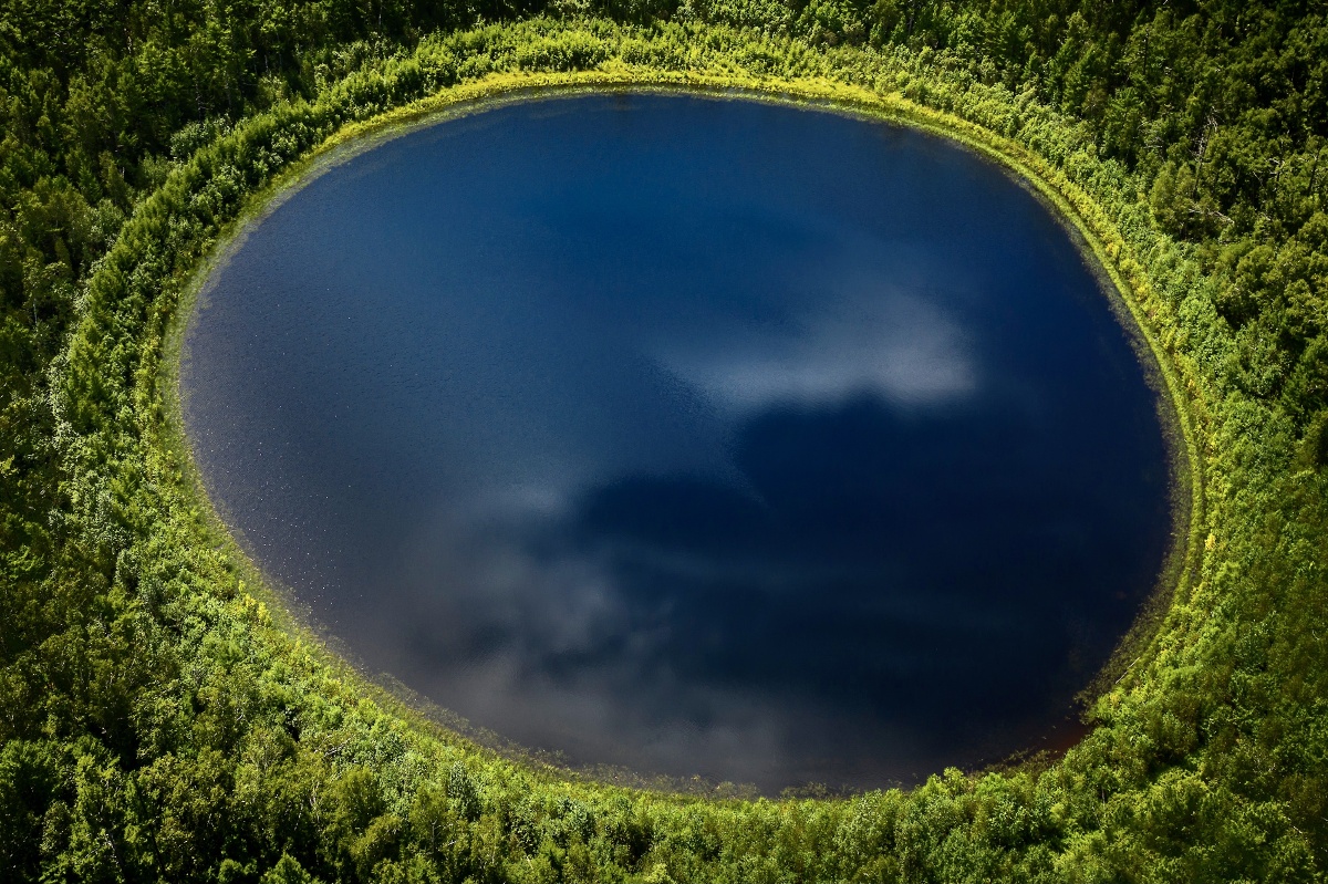 呼伦贝尔市扎兰屯区柴河镇月亮天池形状极圆且奇美既没有出口亦没有