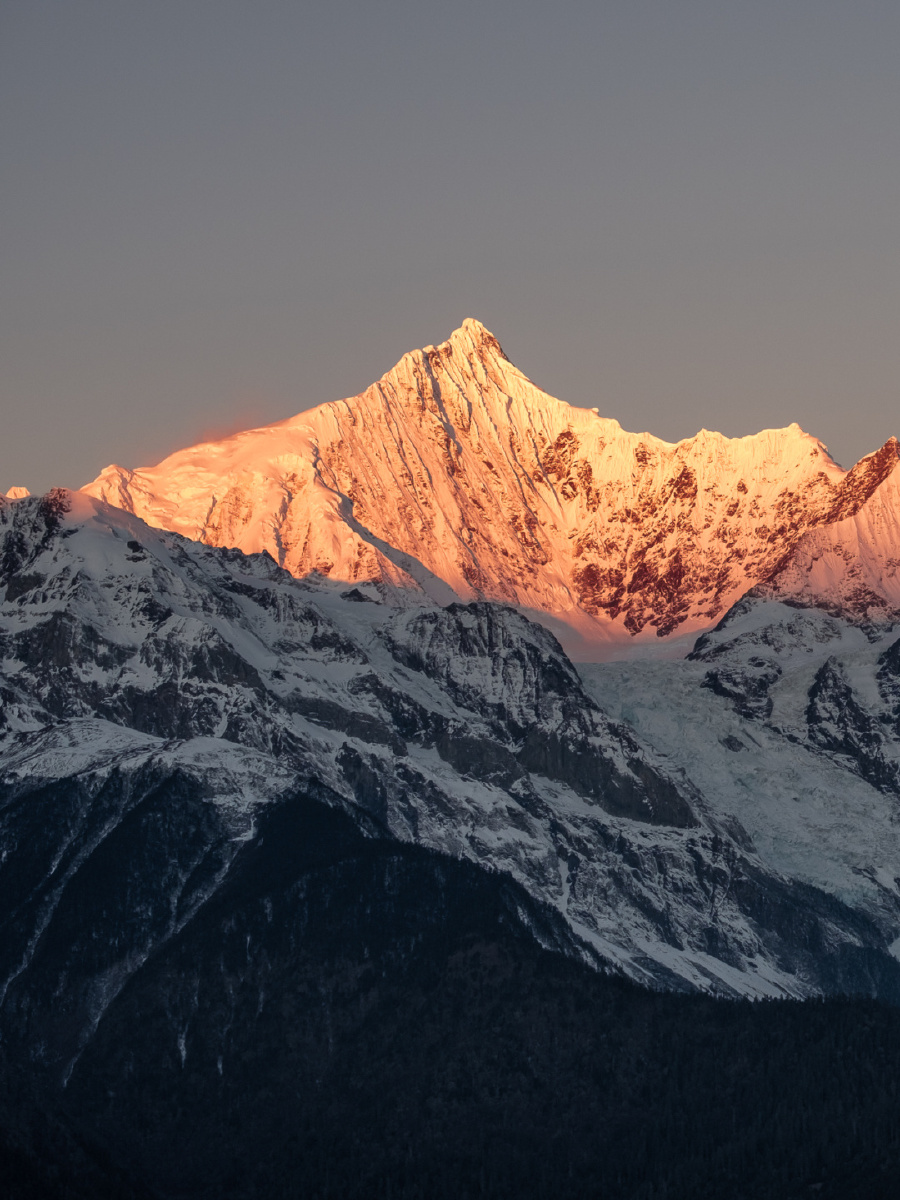 梅里雪山日照金山
