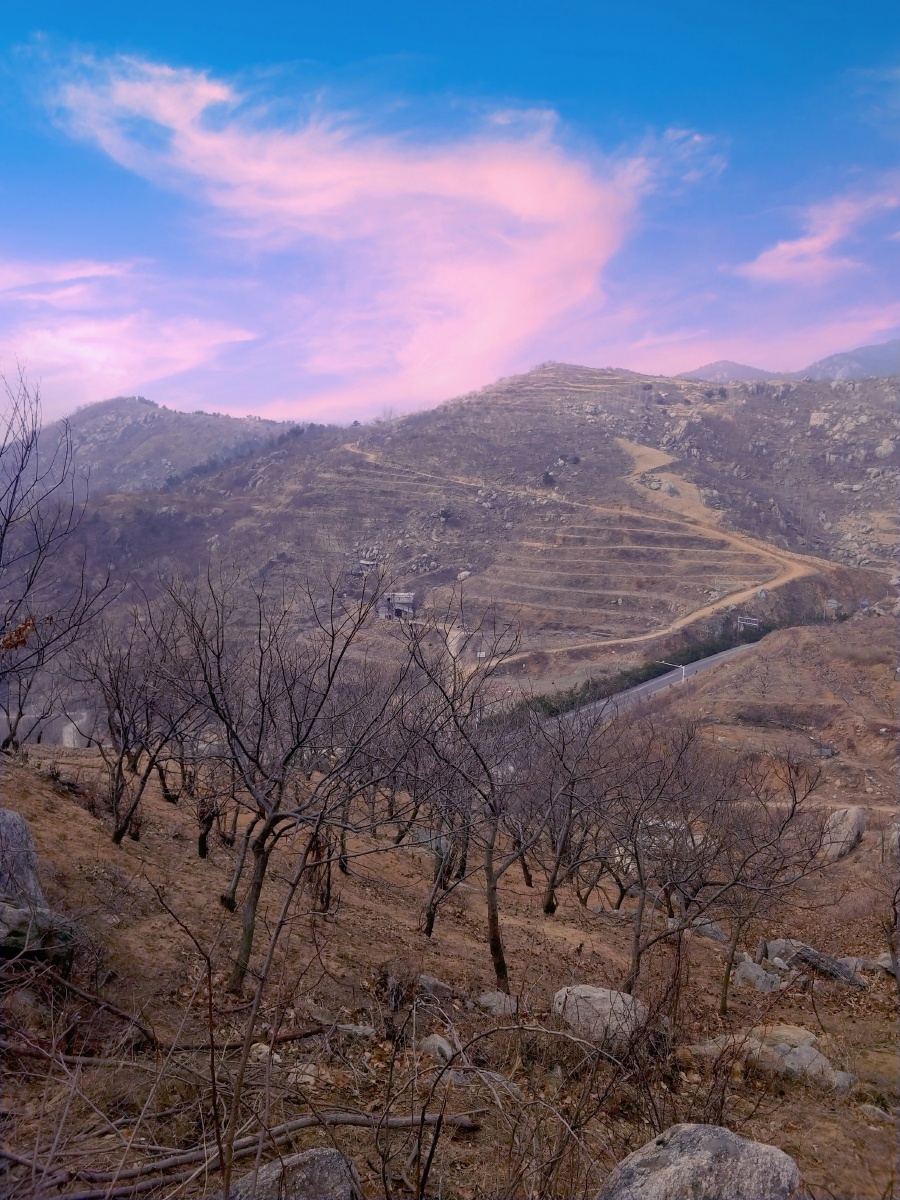 孟良崮战役遗址,位于蒙阴县城东南28公里的蒙阴,沂南两县交界处.