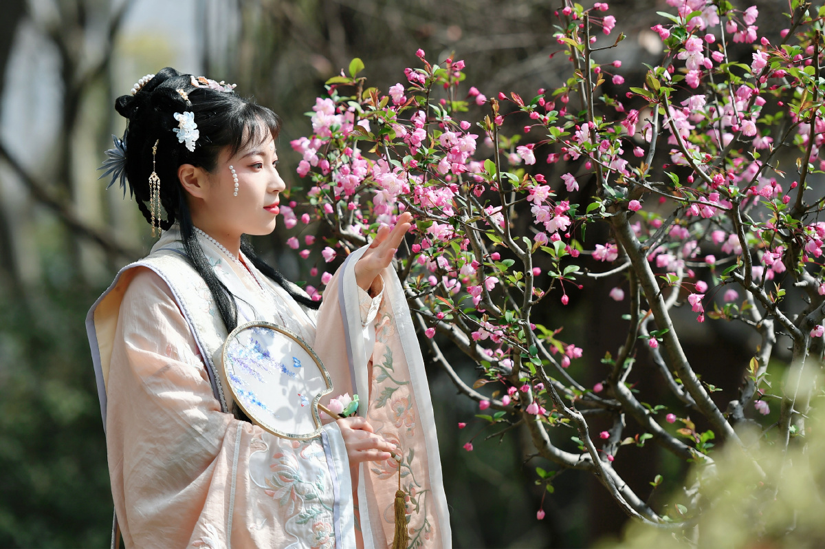 2021年3月13日中华花朝节在南京开幕图为穿着汉服的一位小姐姐参加