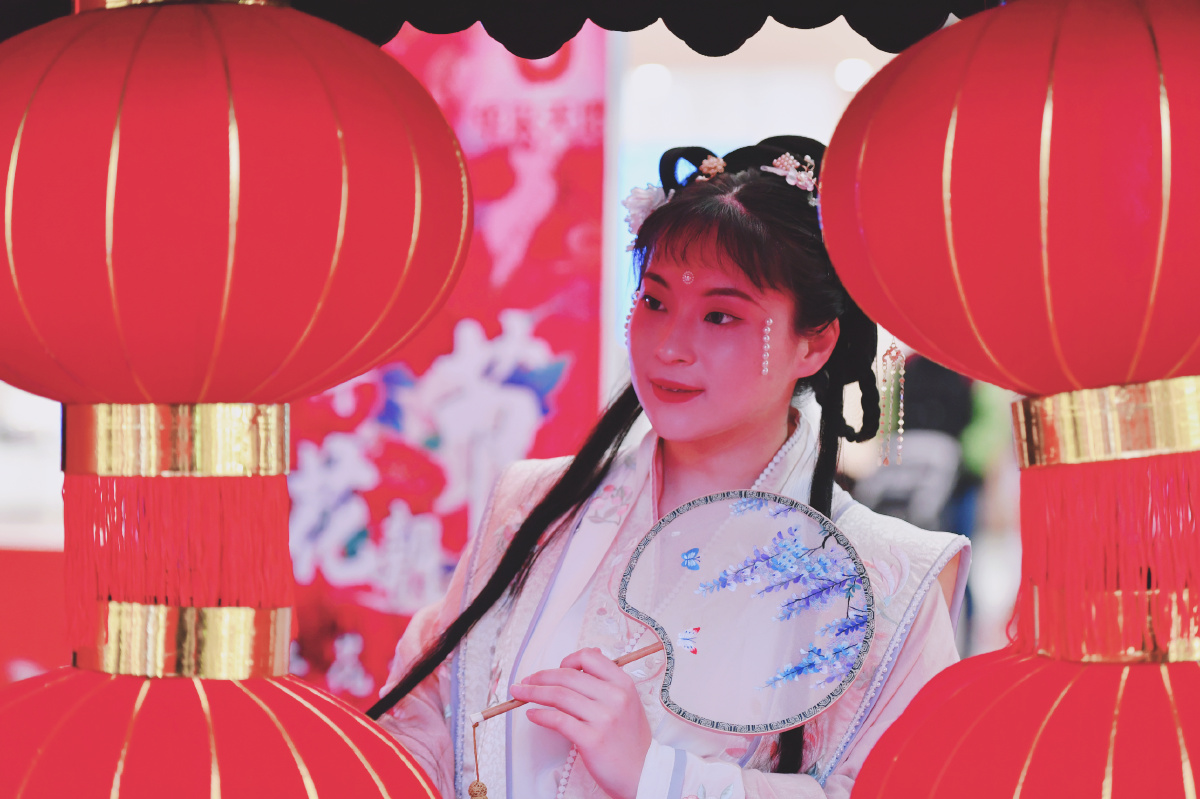 2021年3月13日中华花朝节在南京开幕图为穿着汉服的一位小姐姐参加