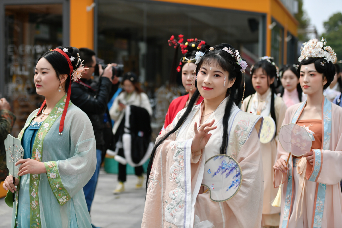 2021年3月13日中华花朝节在南京开幕图为穿着汉服的一位小姐姐参加