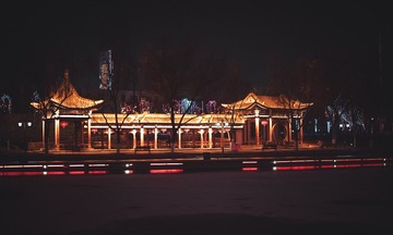 370628