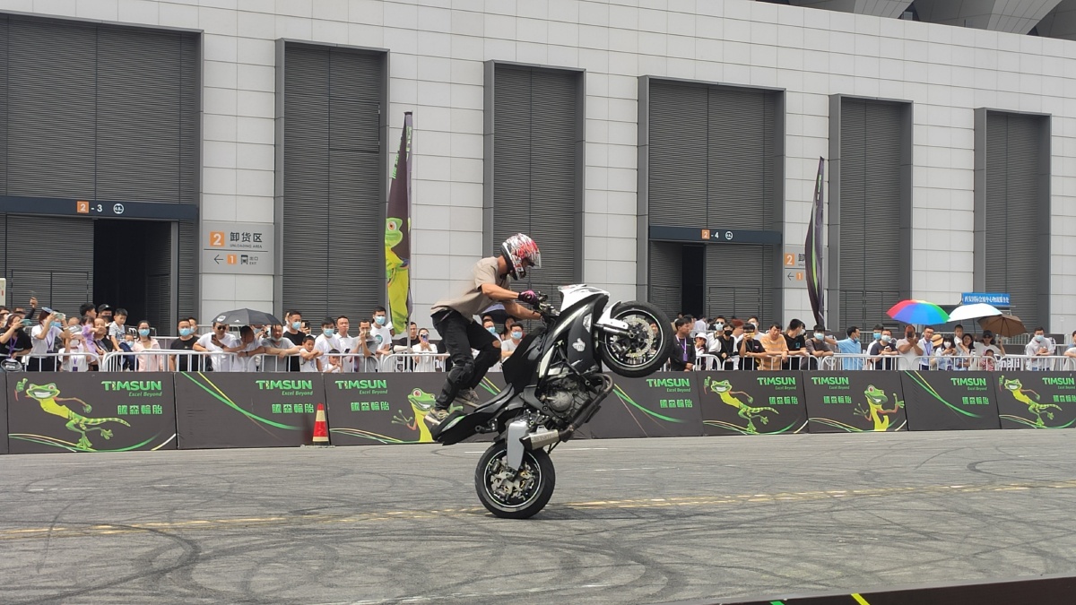 摩托车杂技表演