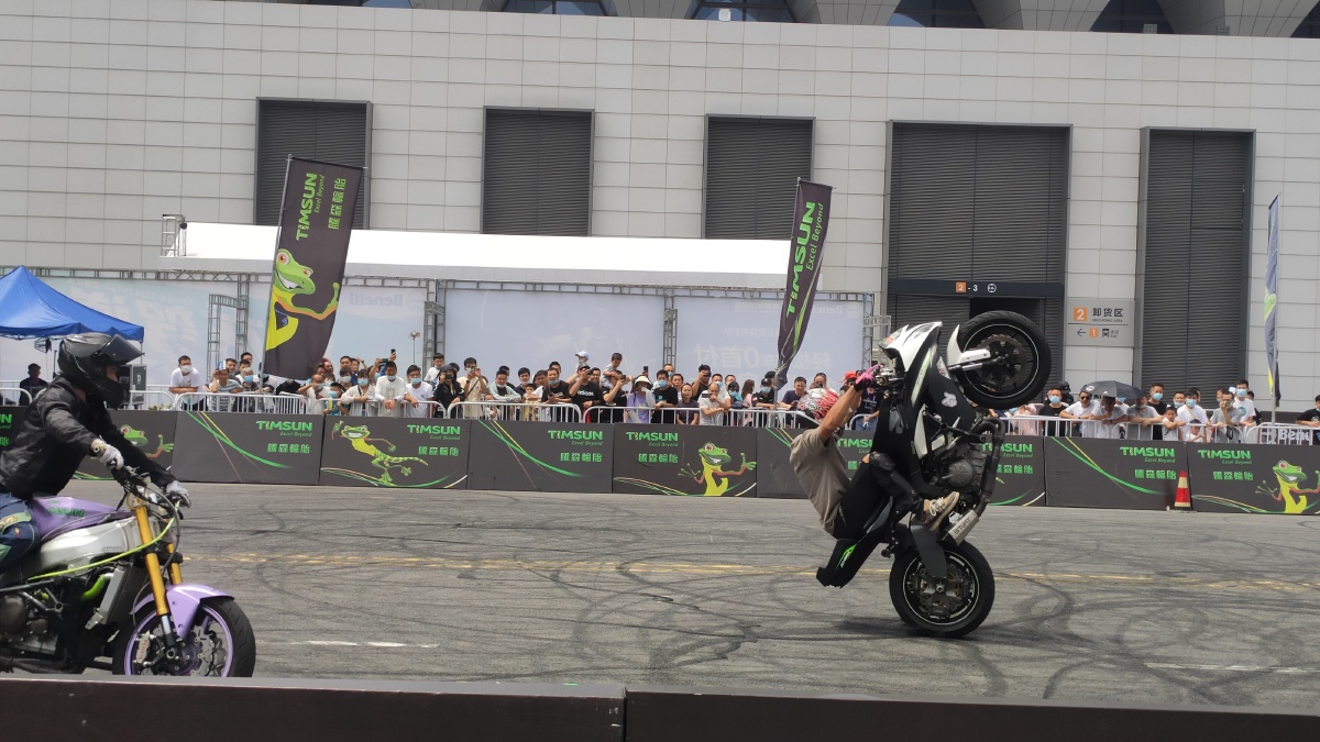 摩托车杂技表演