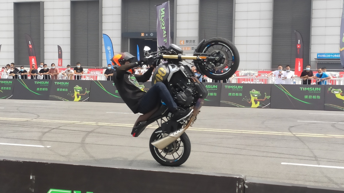摩托车杂技表演