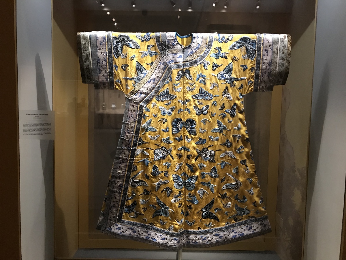 黄绸暗团寿字彩绣百蝶镶边单袍