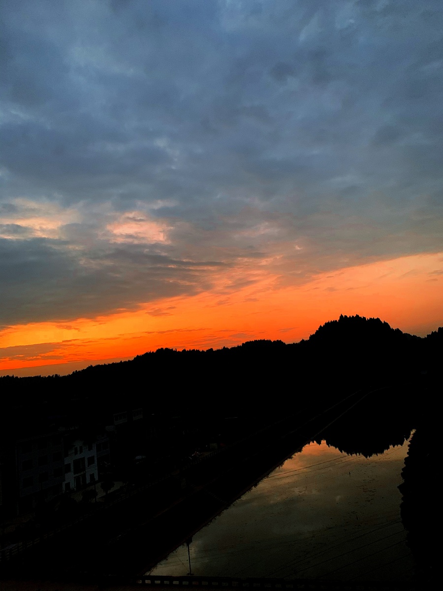 阳光驱散阴霾笼罩的天空