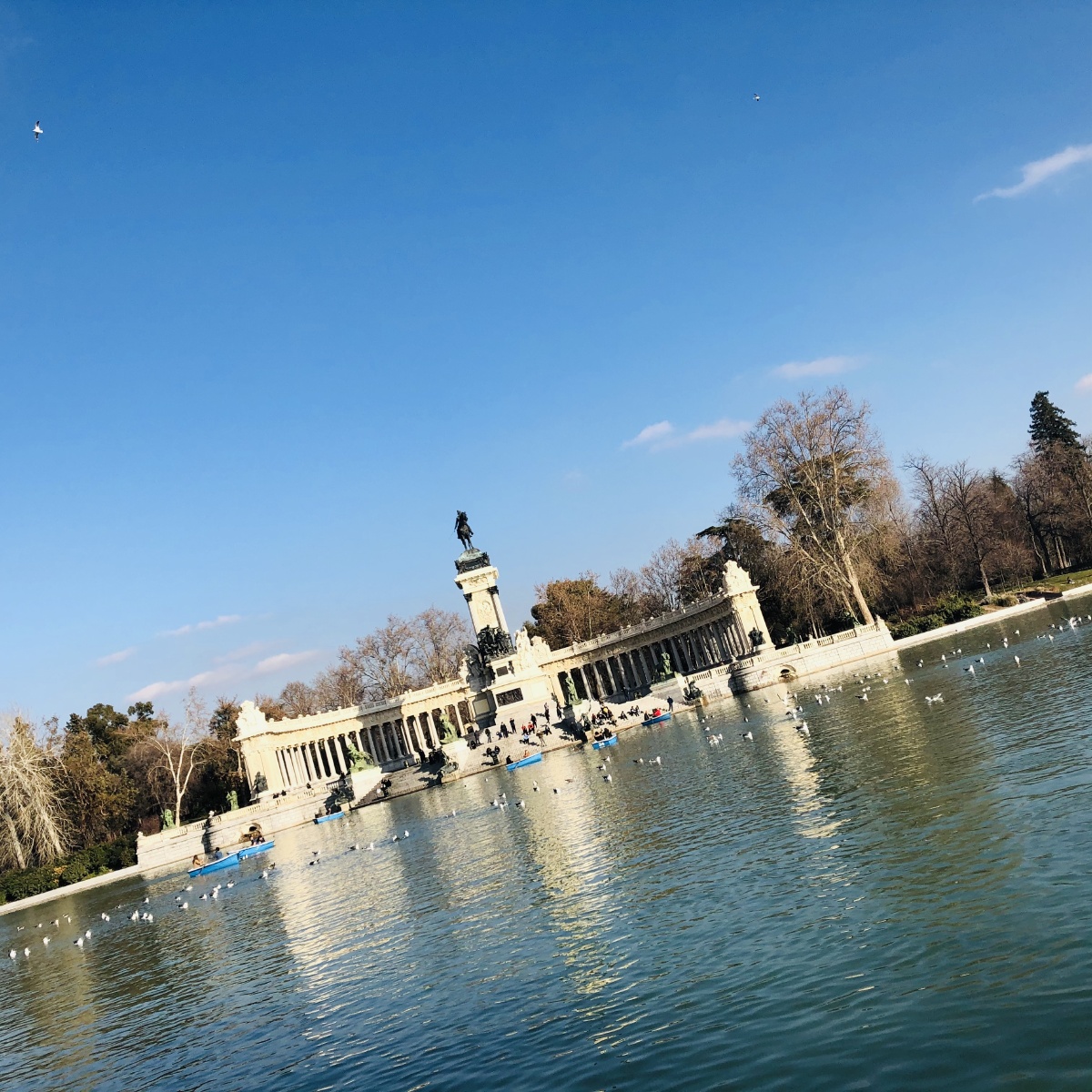 初冬暖阳下的马德里丽池公园