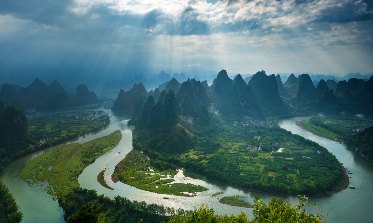 从大面山顶俯拍漓江第一湾.