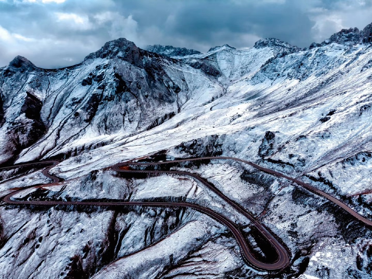 雪后的伊昭公路