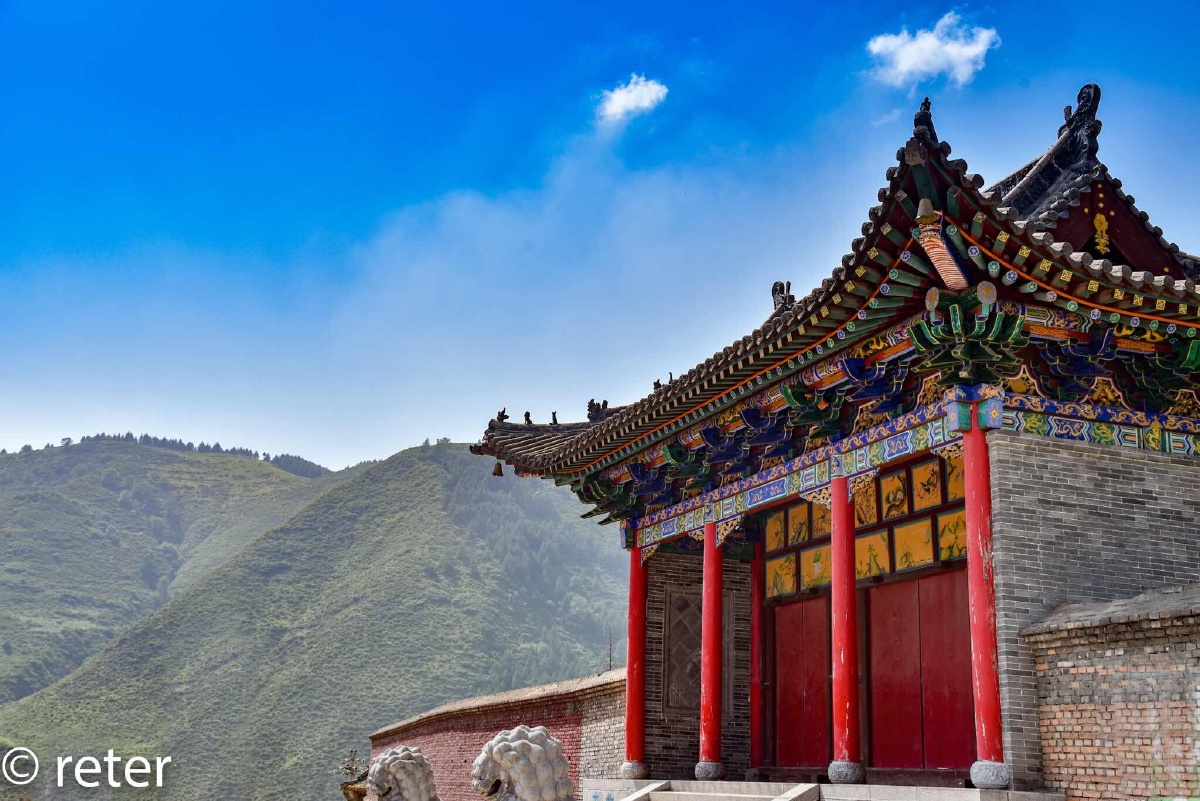 到灵境寺正赶上中午,侧光,用滤镜压