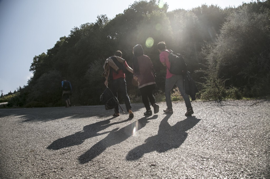 2015年10月19日，希腊莱斯沃斯岛，亚扎和妻子还有侄子走在前往难民营的路上。