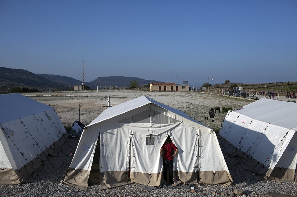 2015年10月19日，希腊莱斯沃斯岛，联合国难民营，亚扎在寻找合适的帐篷休息。