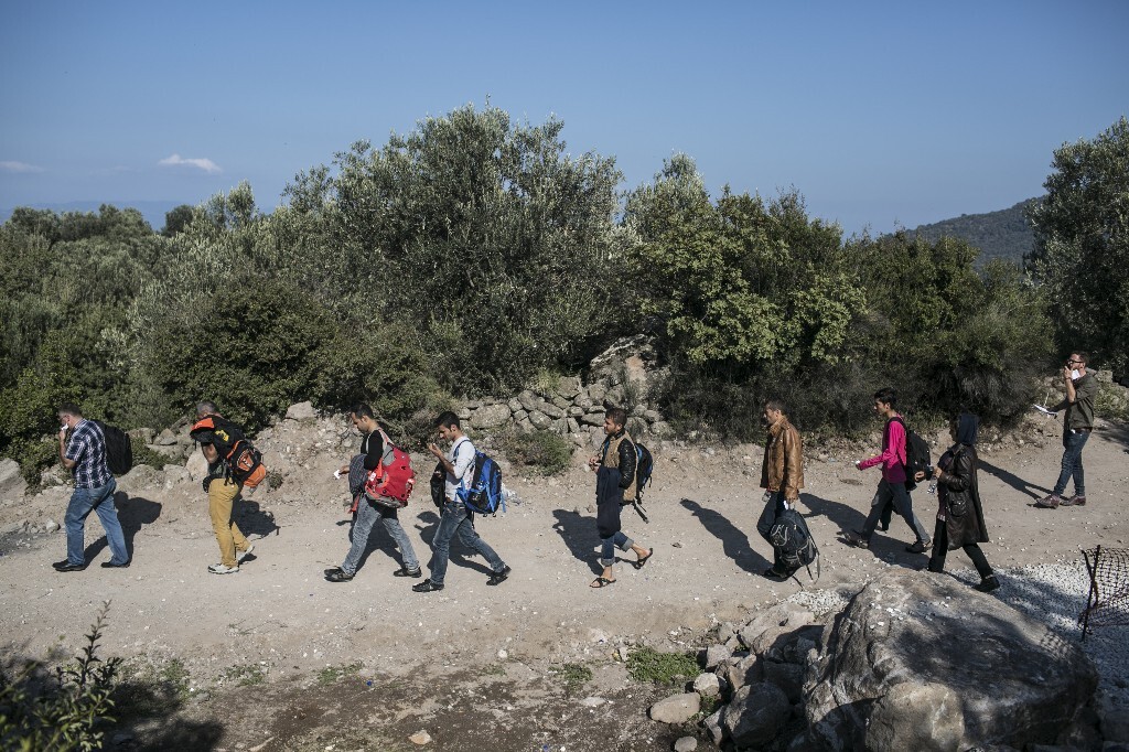2015年10月19日，希腊莱斯沃斯岛，亚扎一家跟随大部队前往联合国难民营。