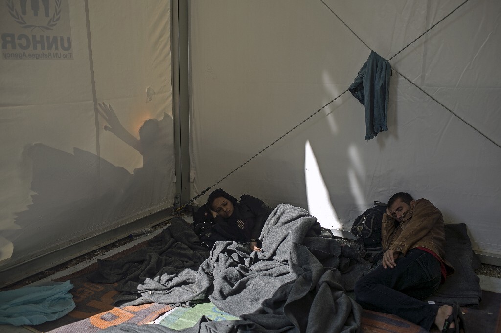 2015年10月19日，希腊莱斯沃斯岛难民营，亚扎和妻子在休息。