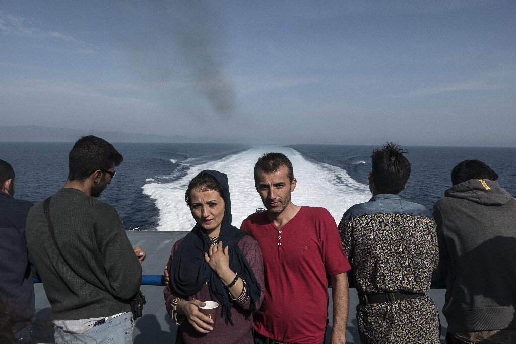 2015年10月20日，希腊莱斯沃斯岛前往雅典的轮船上，亚扎和妻子莫雅拍了一张合影。