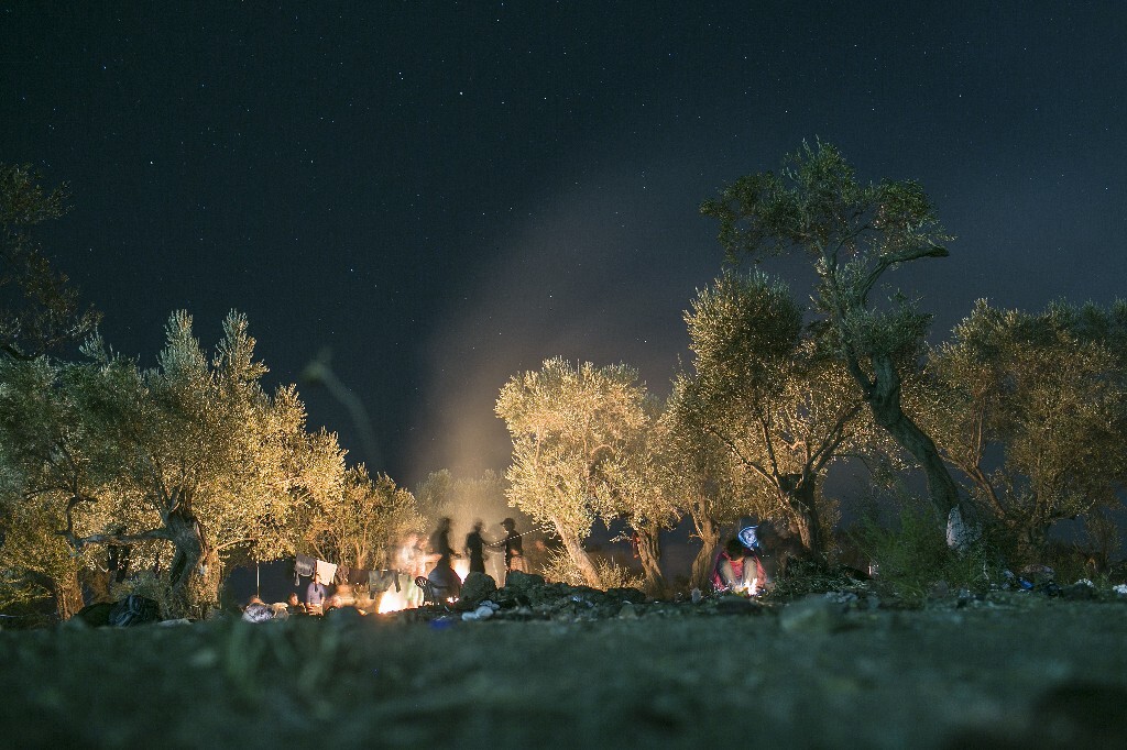 2015年10月19日，希腊莱斯沃斯岛，漫天星星，亚扎在生火点烟。