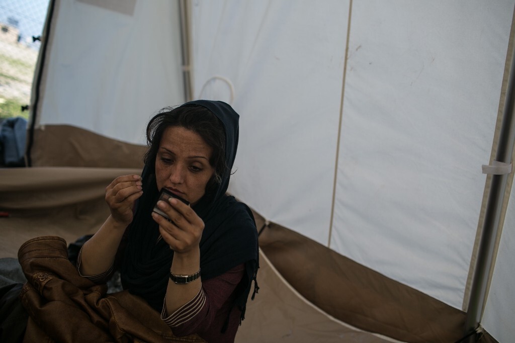 2015年10月19日，希腊莱斯沃斯岛，联合国难民营，莫雅在给自己补妆。