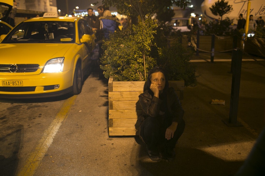 2015年10月20日，希腊雅典，莫雅身体有些不舒服，坐在路边等待找到住的地方。