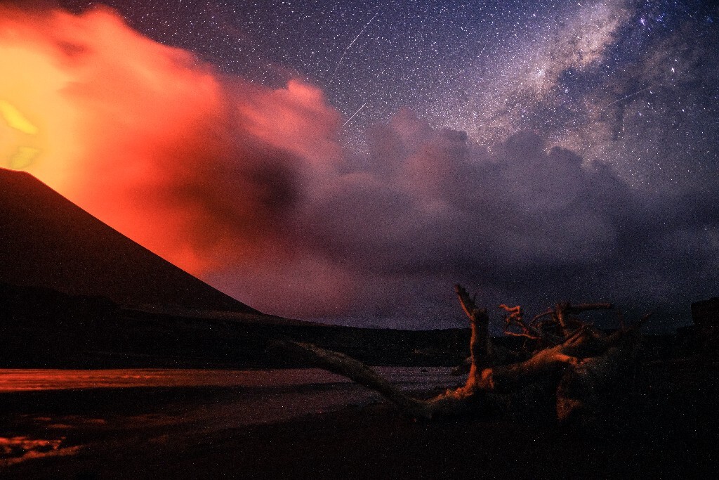 瓦努阿图塔纳岛亚速尔火山，银河下喷发的活火山与流行。