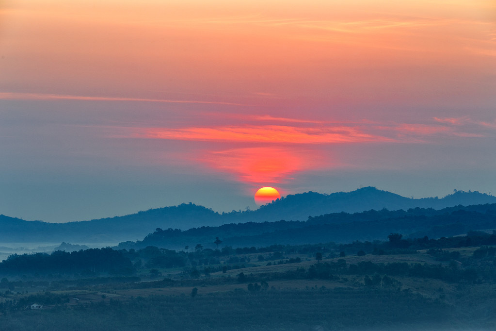 清晨的太阳在缓慢的升起