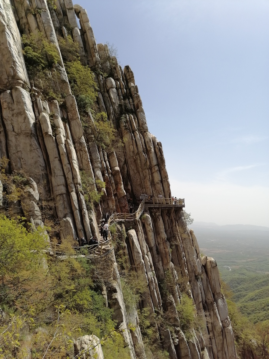 嵩山之少室山的侧书崖,这种岩石的学名叫"书册崖".