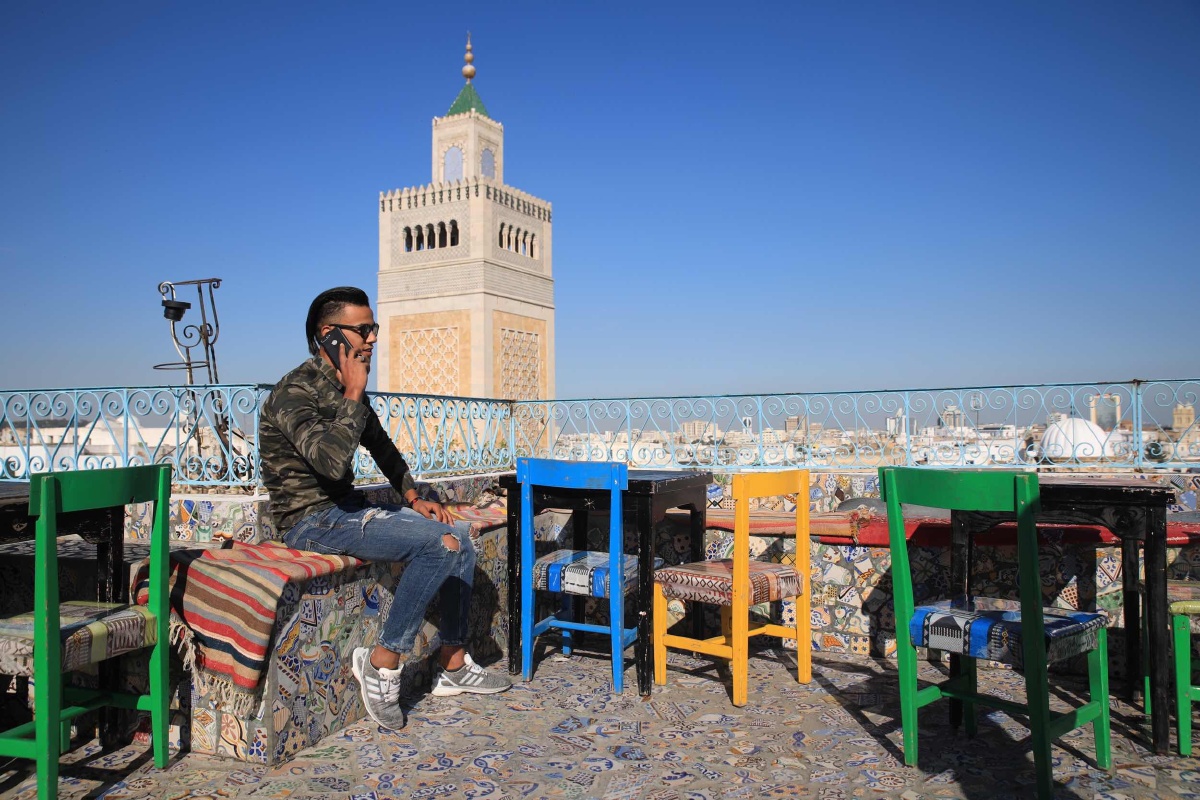 突尼斯人年轻人的休闲时光