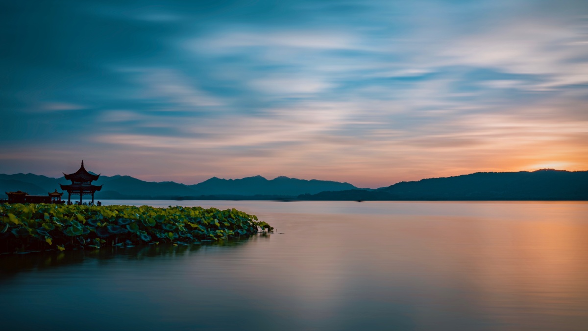 荷塘伴亭流霞映湖西湖晚霞