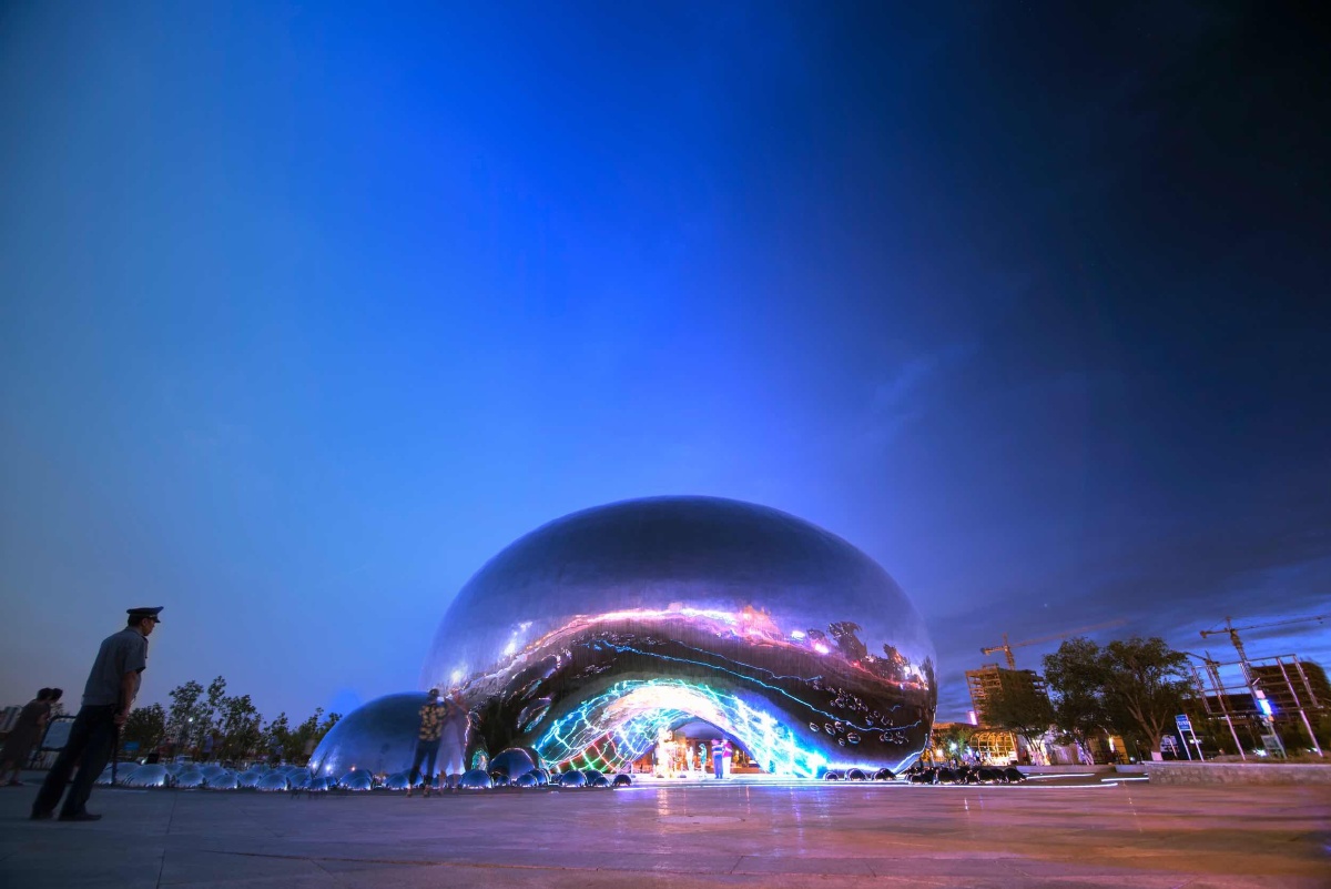 用day to night的手法拍克拉玛依一号井