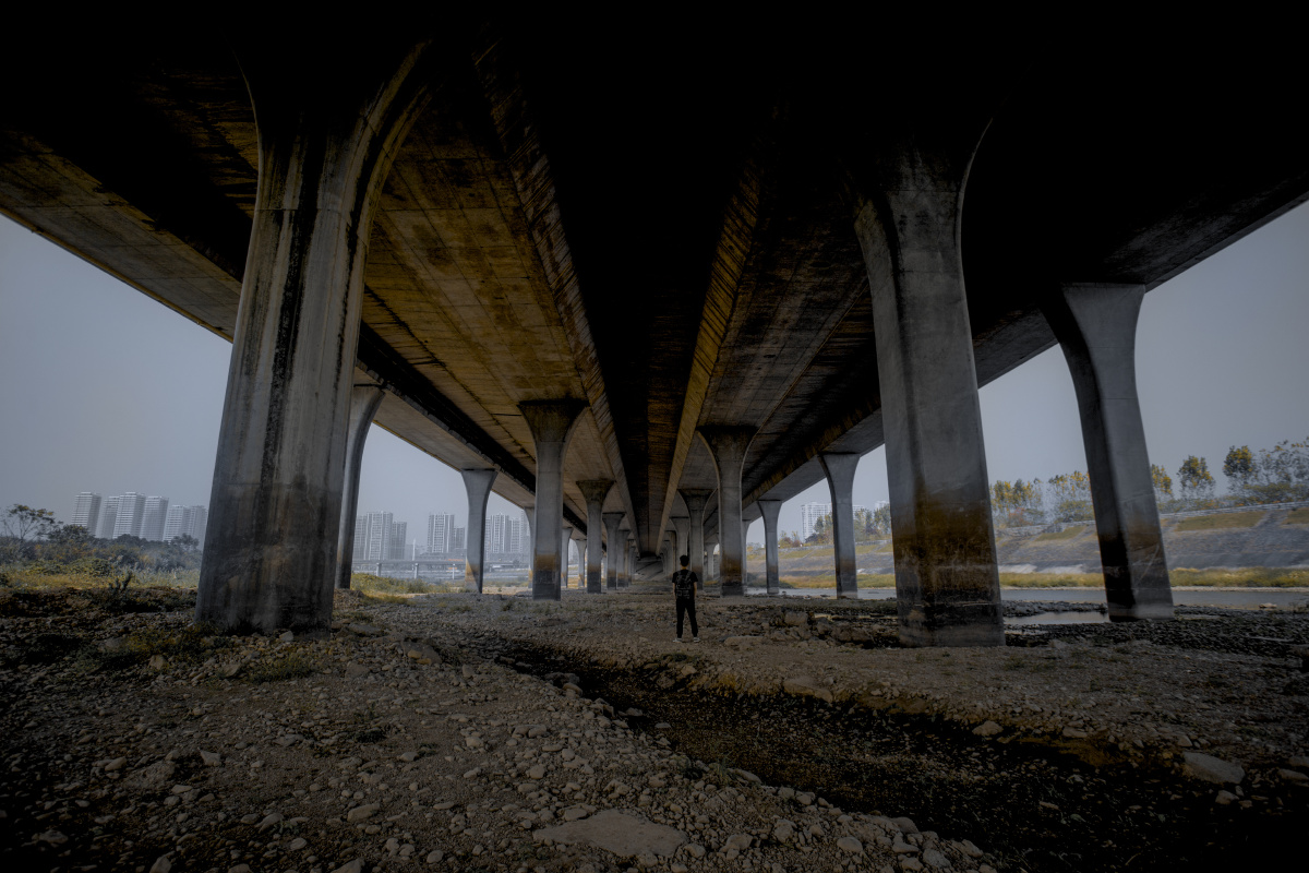 拍摄地在浙江省的一个小城市一座桥梁的下面桥下面有好多的纸巾05