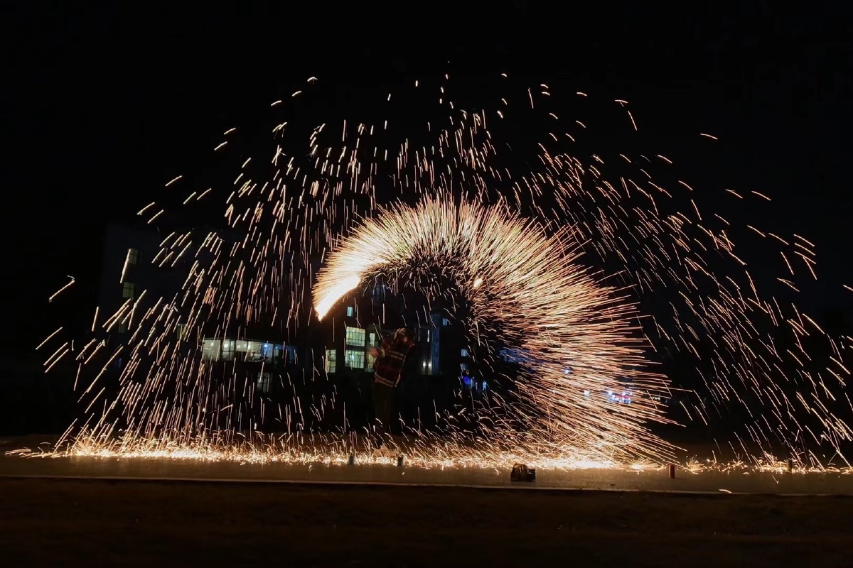 看放烟花时心情总是很愉快