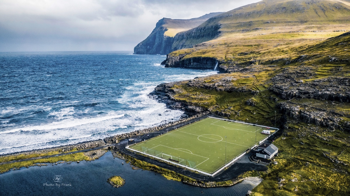 海里, 所以海上会有船只把球拾回,在法罗群岛足球场海边球场法罗群岛