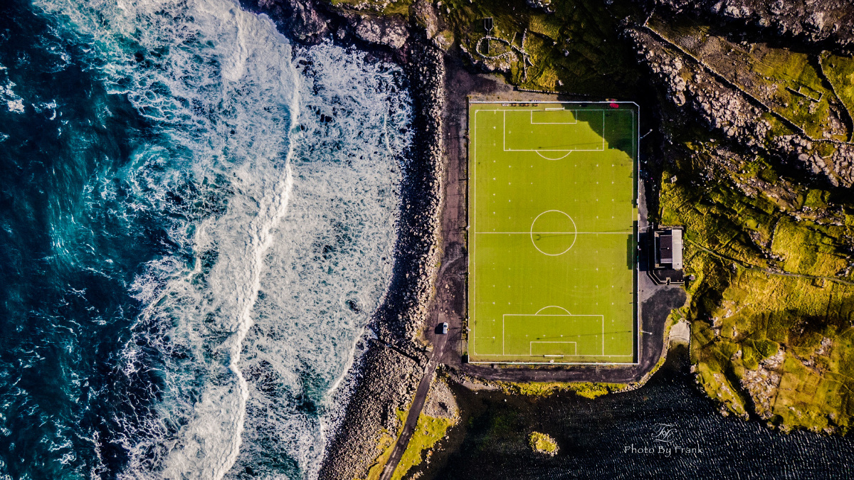 海上会有船只把球拾回,在法罗群岛足球场海边球场海边球场壁纸海边