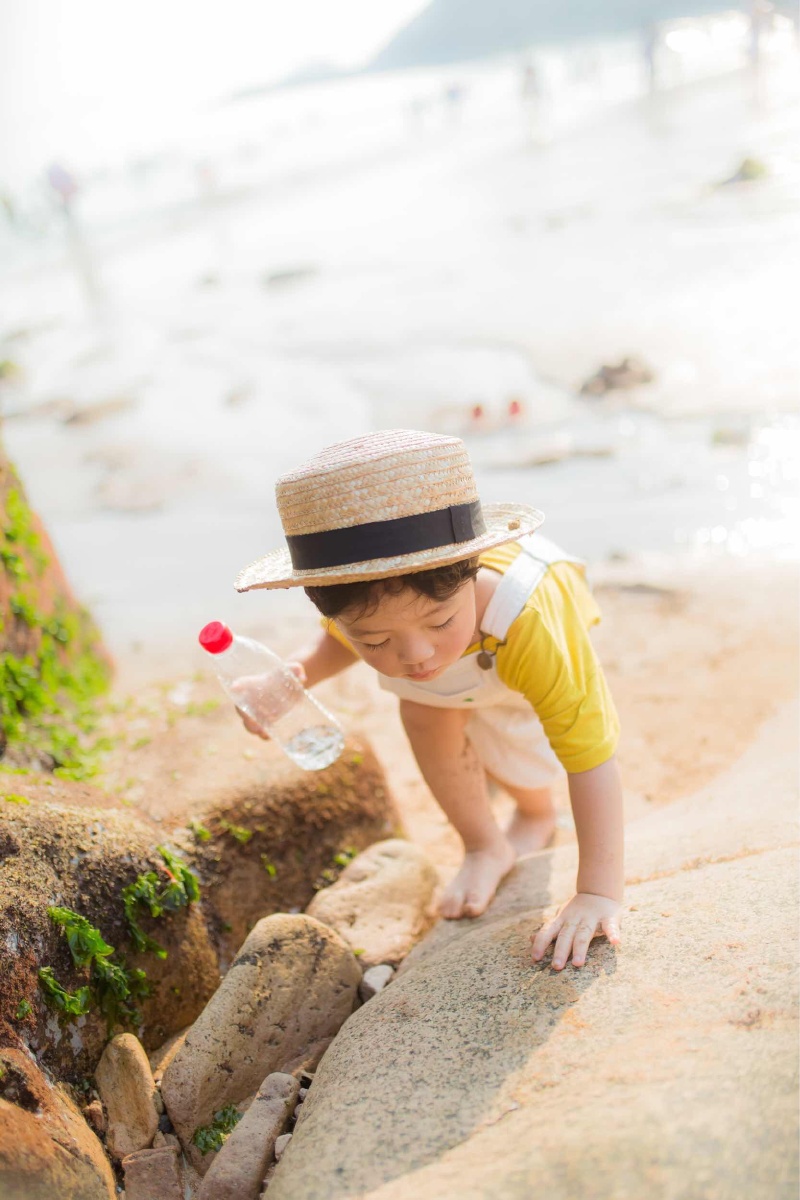海边的拾贝小孩