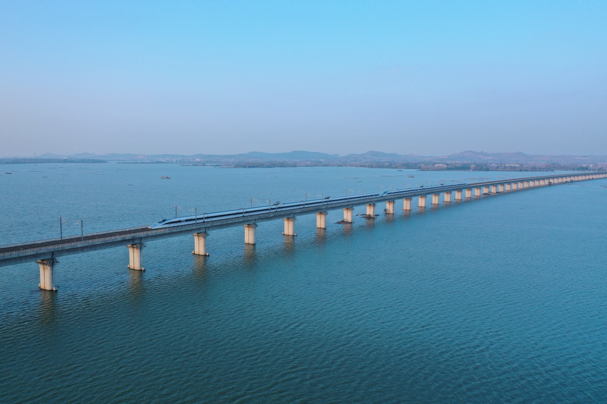 飞驰在合蚌高铁高塘湖特大桥上的高速动车组
