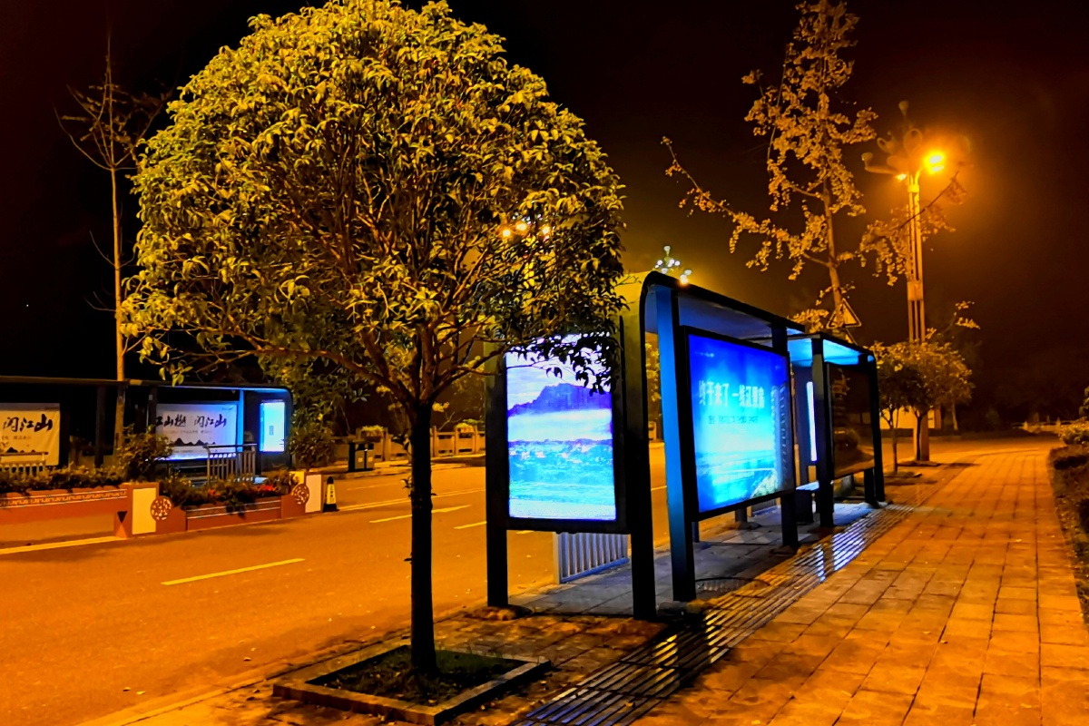 凌晨6点寂静的站台