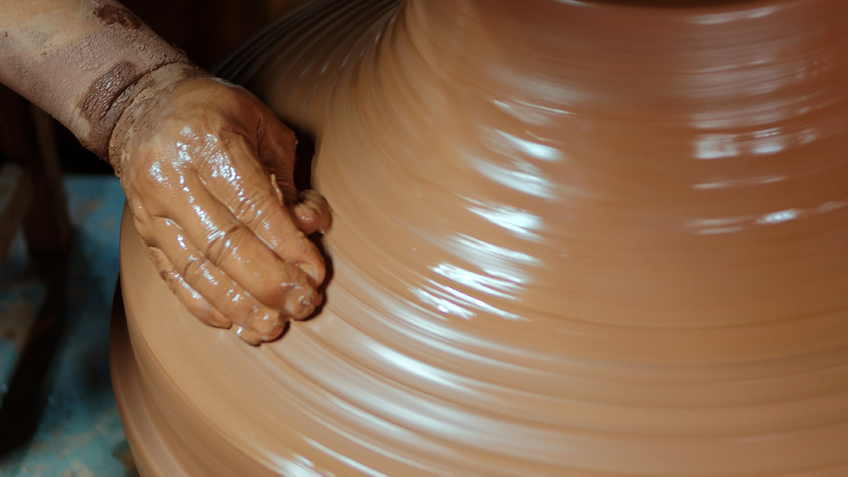 坭兴陶大花瓶手工拉坯工艺至今无法用机器取代