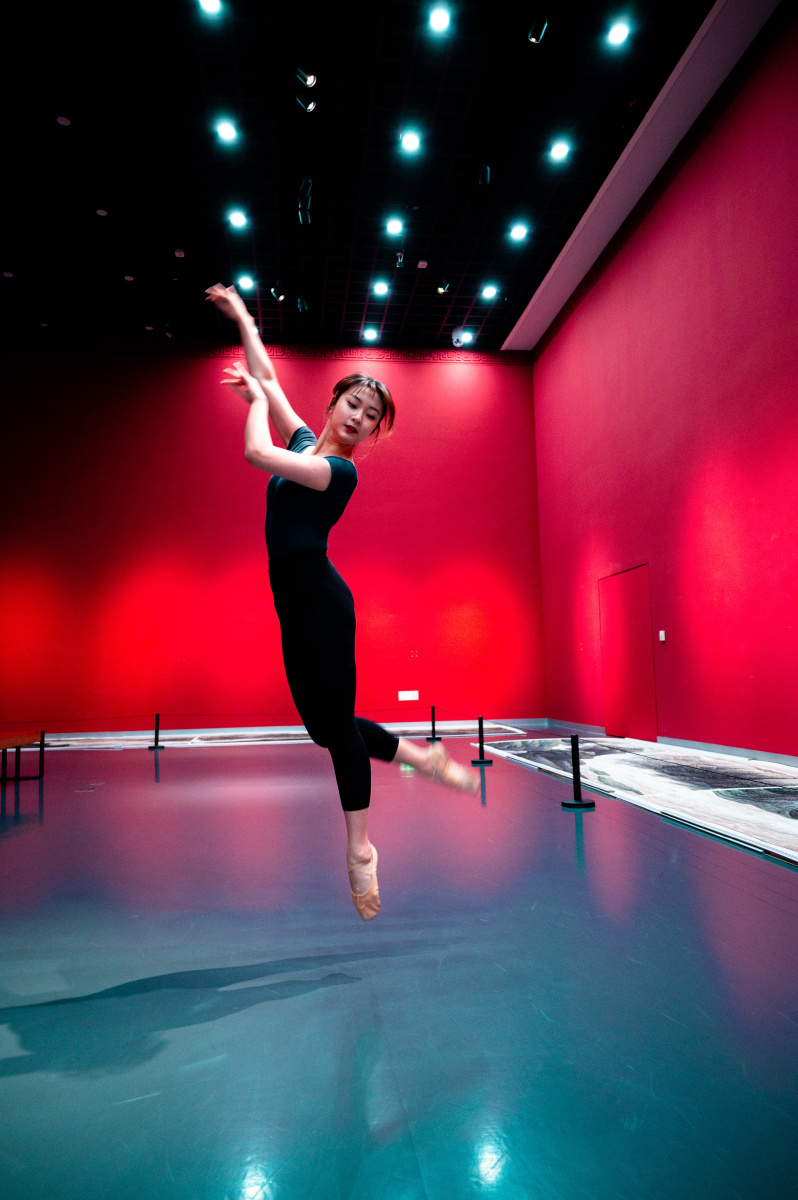 红墙室内舞蹈少女起跳 br />